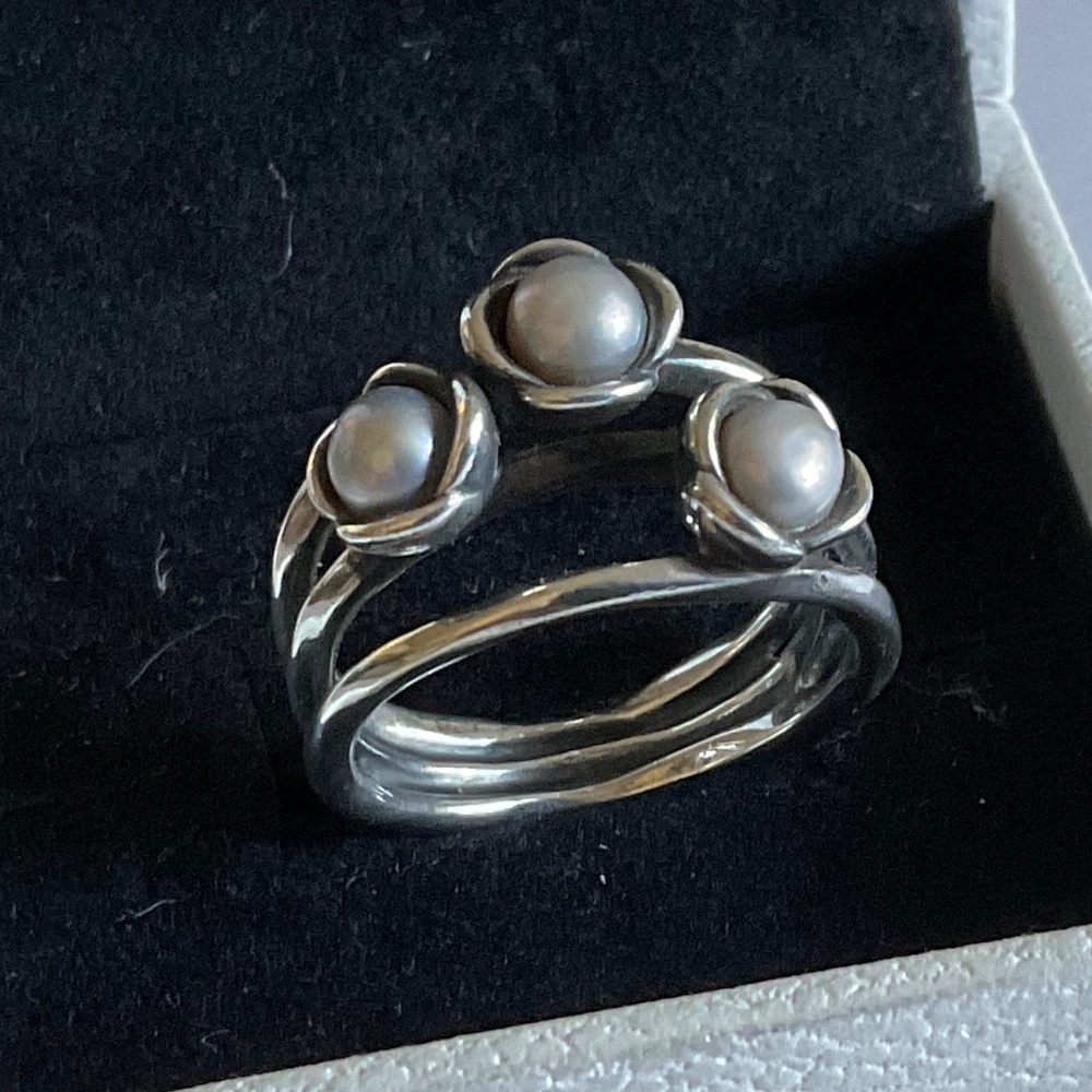 Pandora ring with three gray pearls